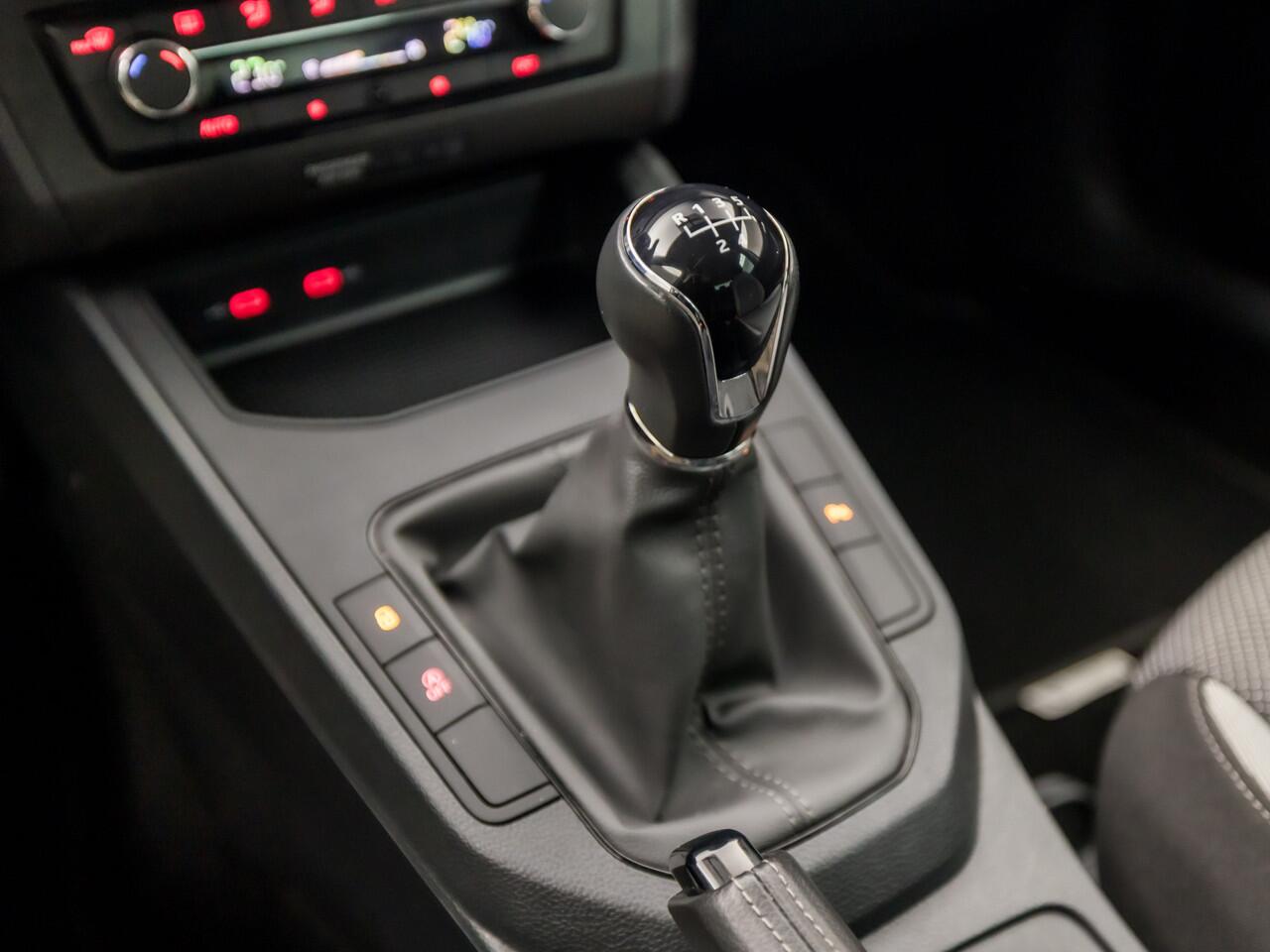 Seat IBIZA 1.0 TSI Intense Sport (APPLE CARPLAY, GROOT NAVI, CAMERA, CLIMATE, CRUISE, SPORTSTOELEN, GETINT GLAS, PARKEERSENSOREN, LM VELGEN, NIEUWSTAAT)