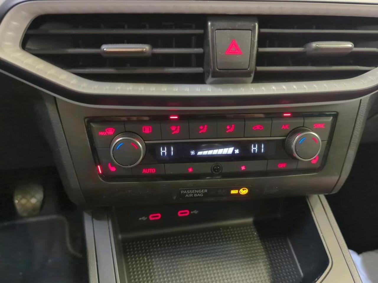 Seat IBIZA 1.0 EcoTSI Style Business Intense Navigatie Apple Carplay/Android Auto Parkeersensoren Virtual Cockpit Cruise Control Stoelverwarming Full Led Climate Control