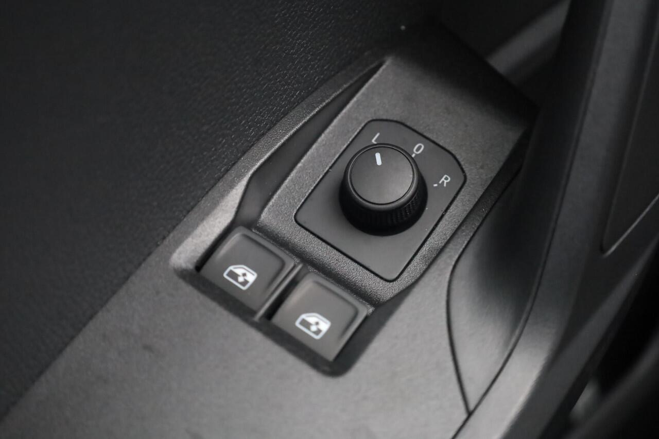 Seat IBIZA 1.0 EcoTSI Style 95PK / 70kW Apple Carplay & Android Auto, LED koplampen, cruise control, airco, volledig digitaal instrumentenpaneel (Virtual Cockpit), verkeerstekenherkenning, parkeersensoren achter, rijstrook behoud assistent, 15'' LMV 'Enjoy'