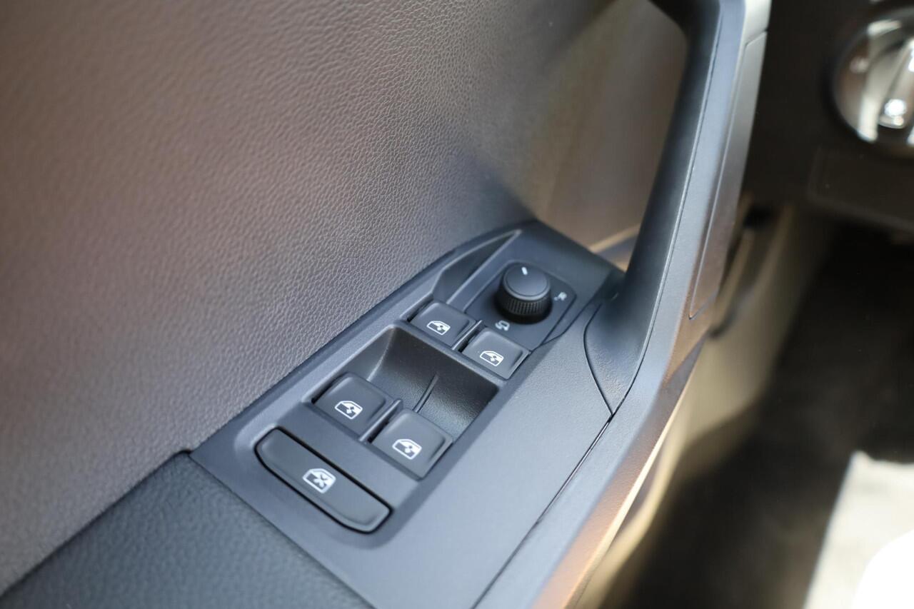 Seat IBIZA 1.0 EcoTSI Style Business Connect 95PK / 70kW Apple Carplay & Android Auto, cruise control, verwarmbare voorstoelen, parkeersensoren voor + achter, airco, volledig digitaal instrumentenpaneel, 16'' LMV 'Design'