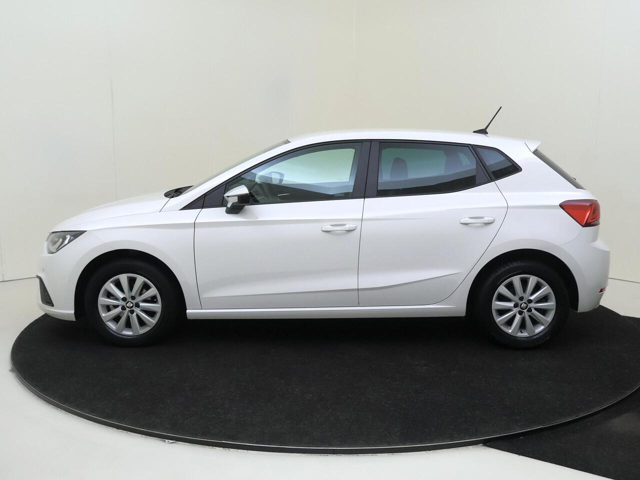 Seat IBIZA 1.0 TSI Style Business Intense | Achteruitrijcamera | Parkeersensoren | Cruise control | CarPlay | Navigatie | Elektrisch inklapbare buitenspiegels |