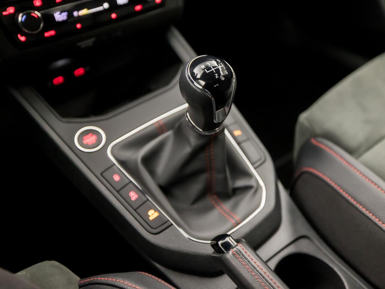 Seat IBIZA 1.0 TSI FR Intense Sport (VIRTUAL COCKPIT, APPLE CARPLAY, LEDER/ALCANTARA, BEATS AUDIO, STOELVERWARMING, SPORTSTOELEN, ADAPTIVE CRUISE, CAMERA, LED KOPLAMPEN, KEYLESS, NIEUWSTAAT)