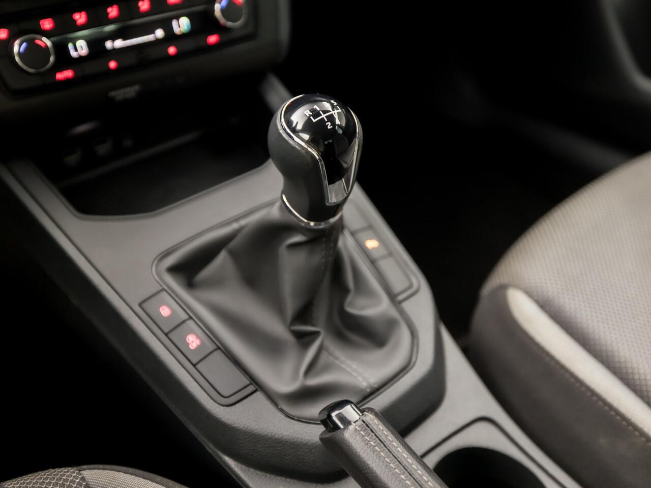 Seat IBIZA 1.0 TSI Sport (APPLE CARPLAY, GROOT NAVI, CLIMATE, CRUISE, SPORTSTOELEN, PARKEERSENSOREN, GETINT GLAS, LM VELGEN, NIEUWSTAAT)