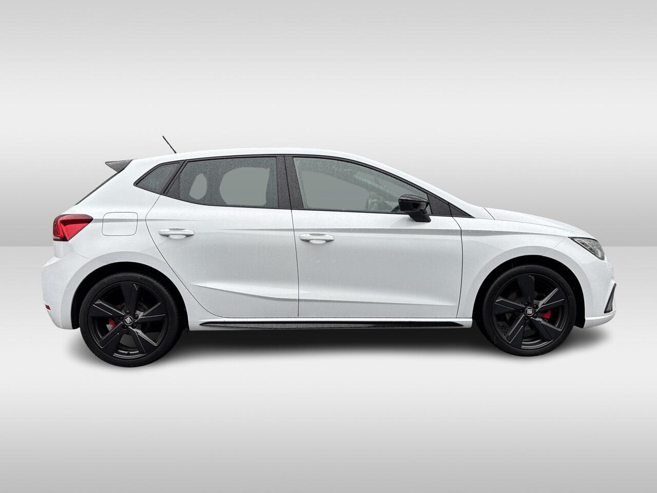 Seat IBIZA 1.5 TSI 150pk FR Black Edition DSG automaat / Panoramadak / Navigatie /18"LM / Virtual Cockpit / Camera / Comfort sportstoelen Beats audio / Verwarmbare stoelen / Climatronic /