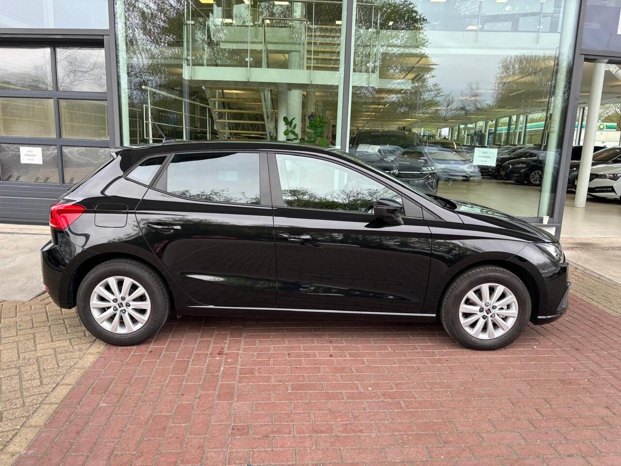 Seat IBIZA 1.0 EcoTSI Style Business Connect / Stoel verwarming / Parkeer sensoren voor + achter / 15'' Licht Metaal / Navigatie / Carplay / Cruise Control