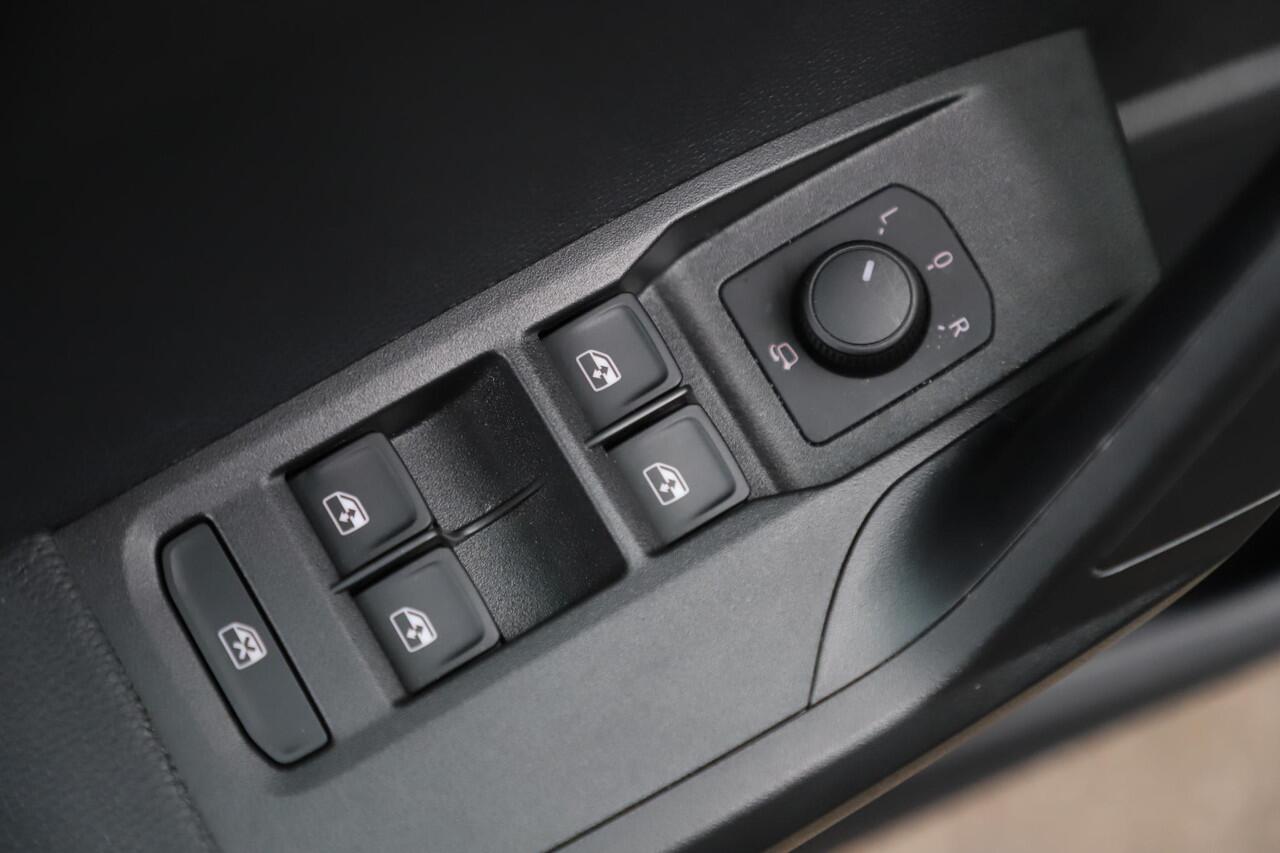 Seat IBIZA 1.0 EcoTSI Style 95PK NAP Full LED Carplay Android Draadloos 15 inch LMV Rijstrooksensor Parkeersensor Climate Cruise Control