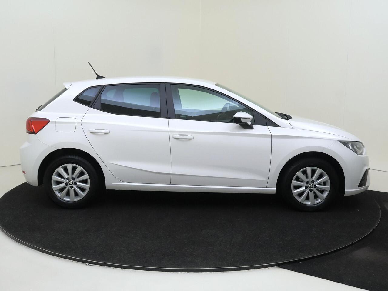 Seat IBIZA 1.0 TSI Style Business Intense | Achteruitrijcamera | Parkeersensoren | Cruise control | CarPlay | Navigatie | Elektrisch inklapbare buitenspiegels |