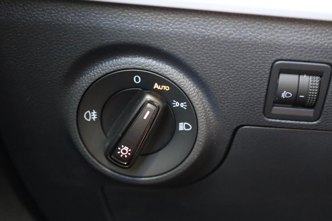 Seat IBIZA 1.0 EcoTSI Style Business Connect 95PK / 70kW Apple Carplay & Android Auto, cruise control, verwarmbare voorstoelen, parkeersensoren voor + achter, airco, volledig digitaal instrumentenpaneel, 16'' LMV 'Design'