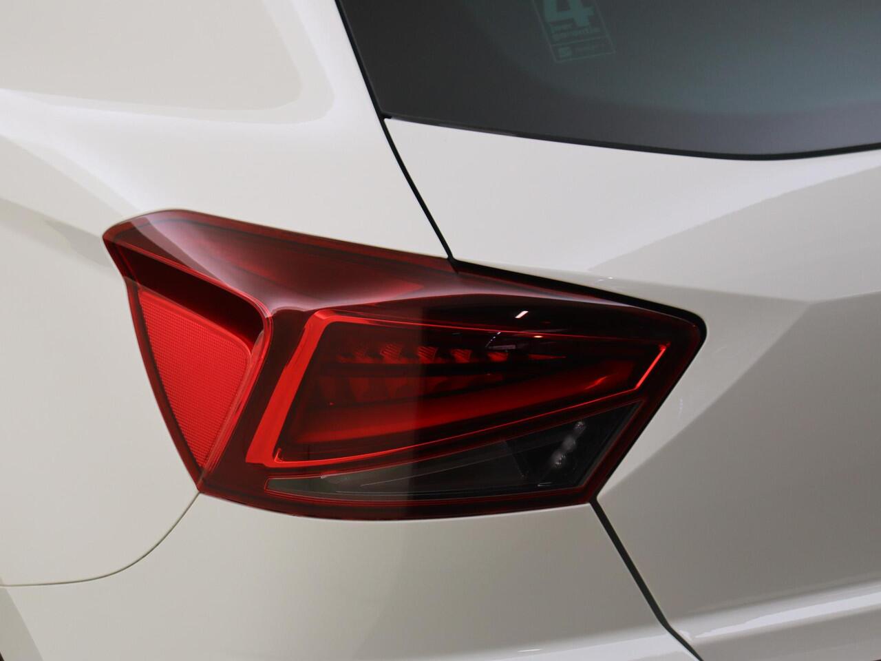 Seat IBIZA 1.0 TSI Style Business Intense | Achteruitrijcamera | Parkeersensoren | Cruise control | CarPlay | Navigatie | Elektrisch inklapbare buitenspiegels |