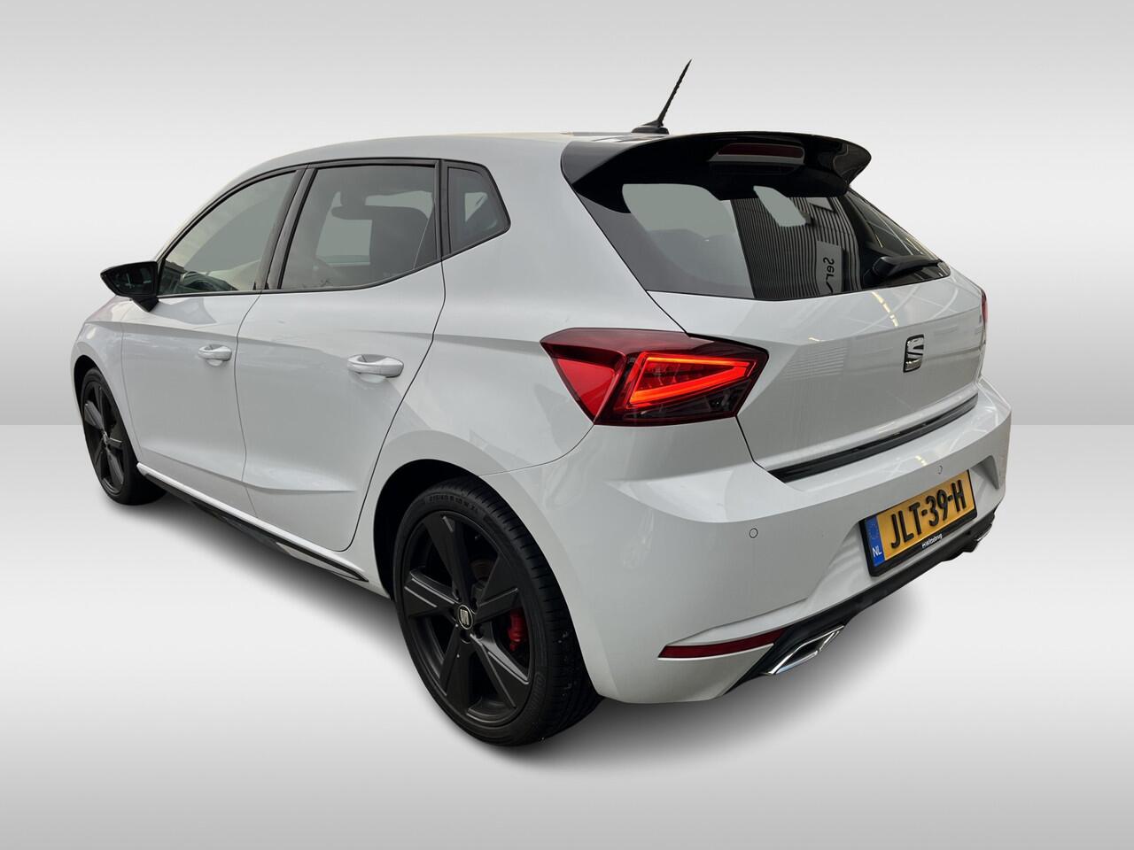 Seat IBIZA 1.5 TSI 150pk FR Black Edition DSG automaat / Panoramadak / Navigatie /18"LM / Virtual Cockpit / Camera / Comfort sportstoelen Beats audio / Verwarmbare stoelen / Climatronic /