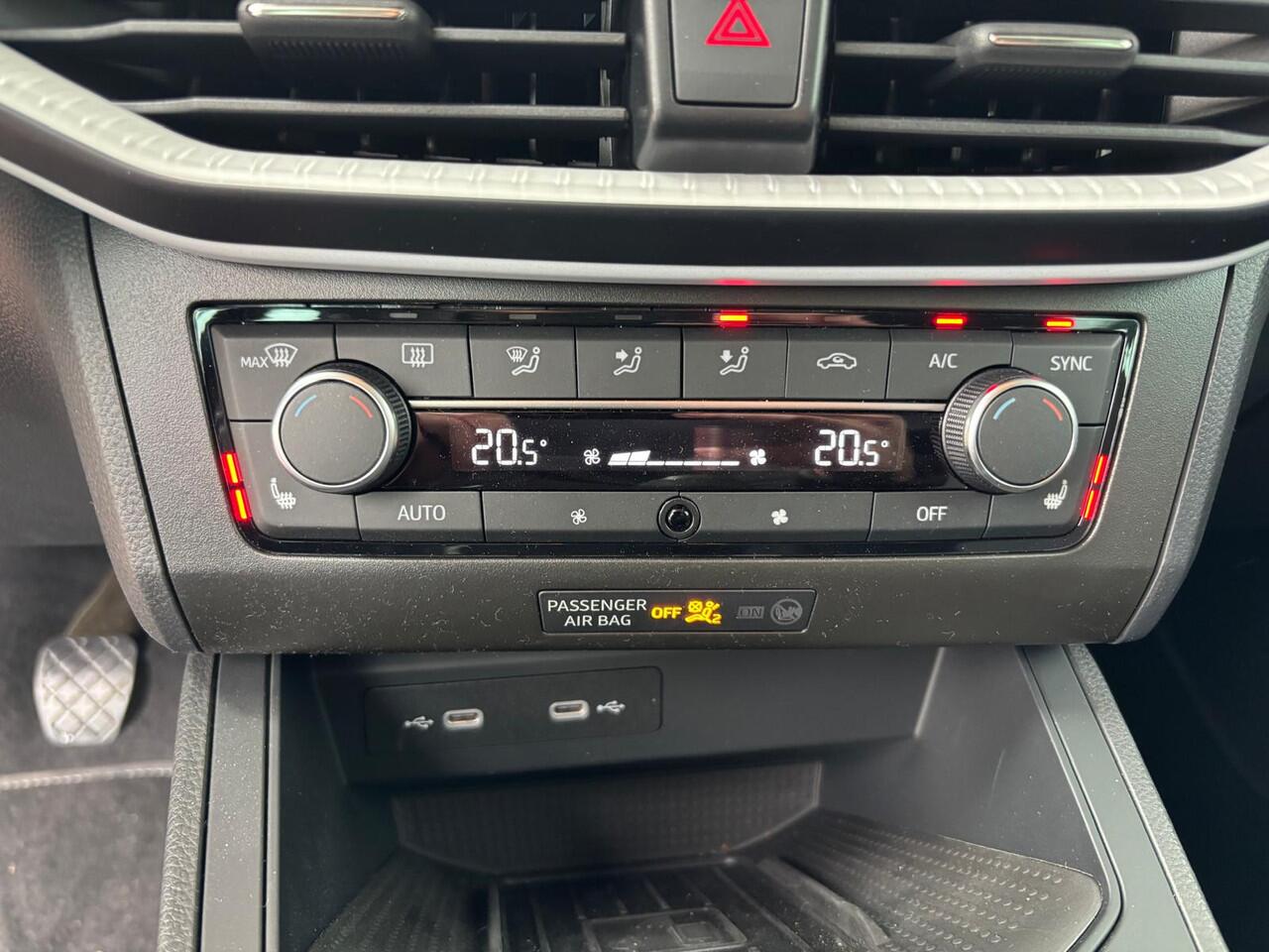 Seat IBIZA 1.0 EcoTSI Style Business Connect / Stoel verwarming / Parkeer sensoren voor + achter / 15'' Licht Metaal / Navigatie / Carplay / Cruise Control