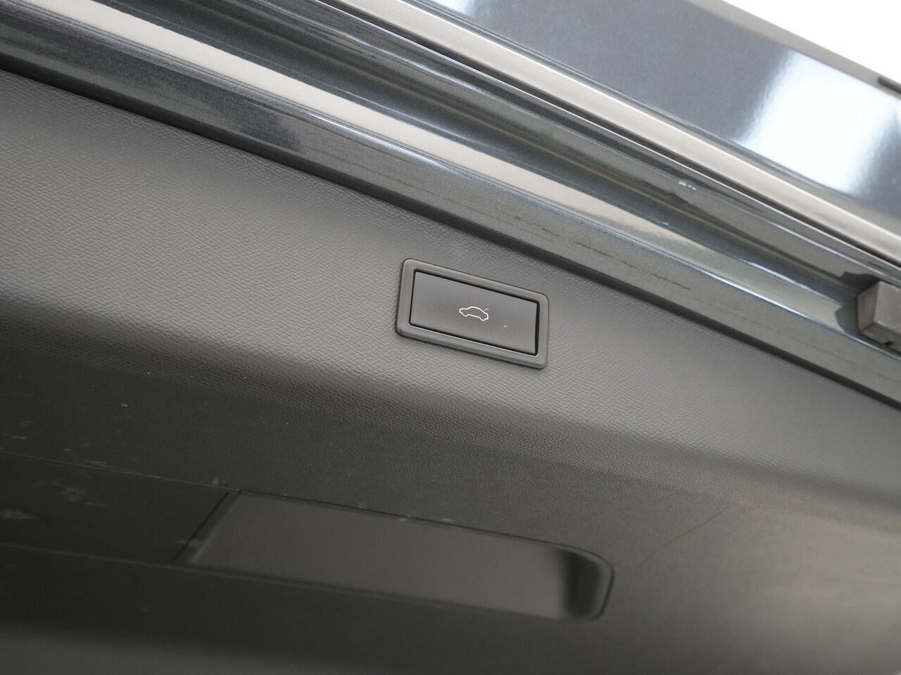 Seat LEON Sportstourer 1.5 TSI FR Launch Edition Navigatie Sideassist Stoelverwarming Parkassist Carplay 245