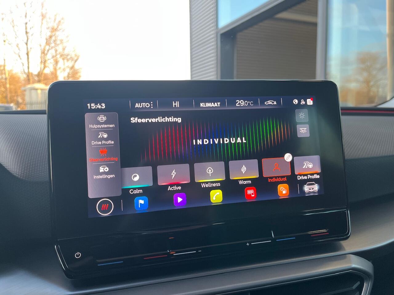 Seat LEON Sportstourer 1.5 eTSI FR / Panorama dak / zwenkbare trekhaak / 18 Inch / Full Led / Keyless / getint glas