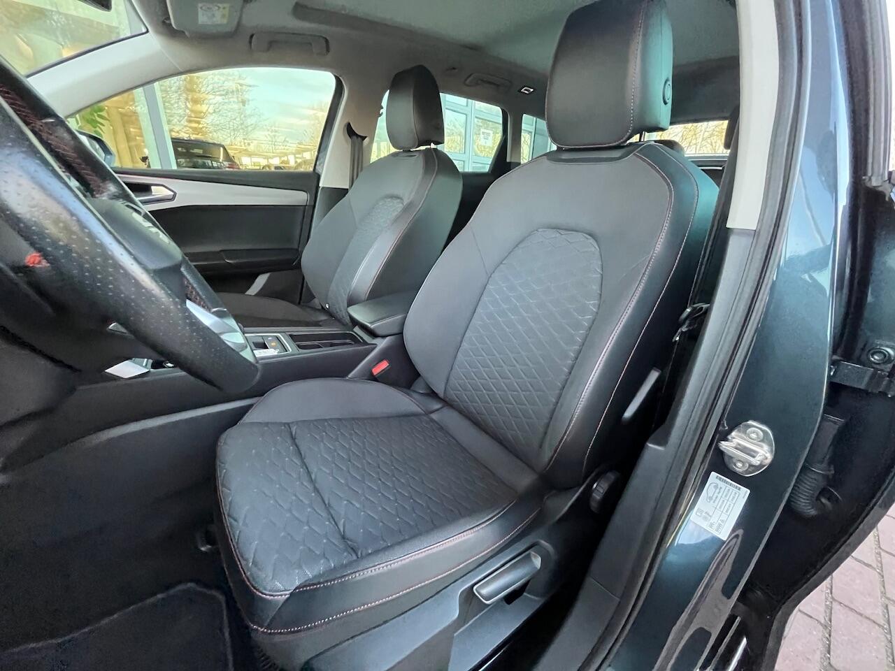 Seat LEON Sportstourer 1.5 eTSI FR / Panorama dak / zwenkbare trekhaak / 18 Inch / Full Led / Keyless / getint glas