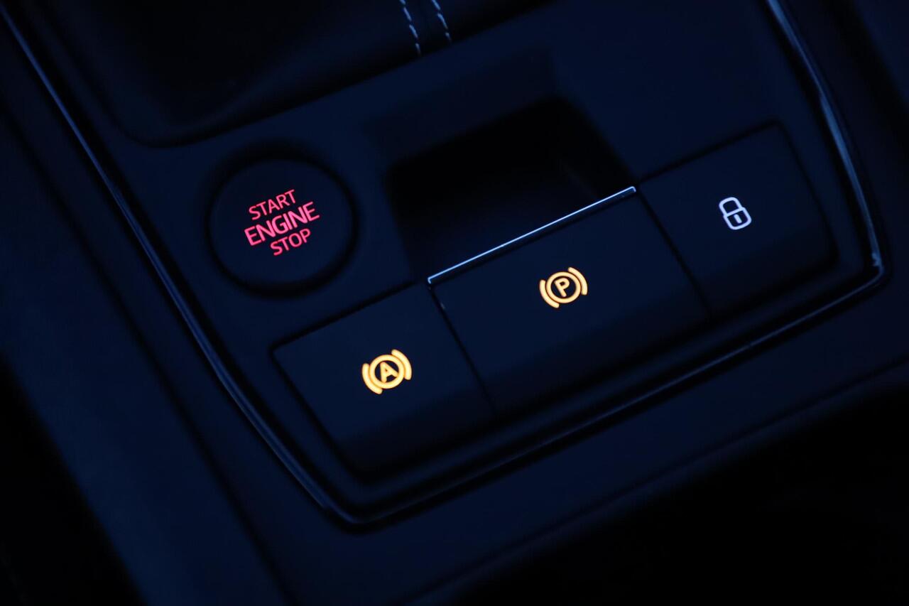 Seat LEON Sportstourer 1.0 TSI Business Virtual Cockpit Full LED Navigatie Draadloos Carplay Android Clima Cruise Control 16 inch LMV