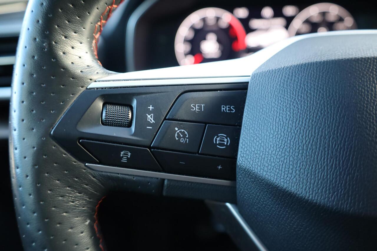 Seat LEON Sportstourer 1.5 TSI FR Business Intense dealer onderhoud camera navigatie Full LED ACC adaptieve cruise control sfeerverlichting digital cockpit stoelverwarming parkeersensoren voor en achter stuurwiel verwarming lederen multifunctioneel stuurwiel 17" LM