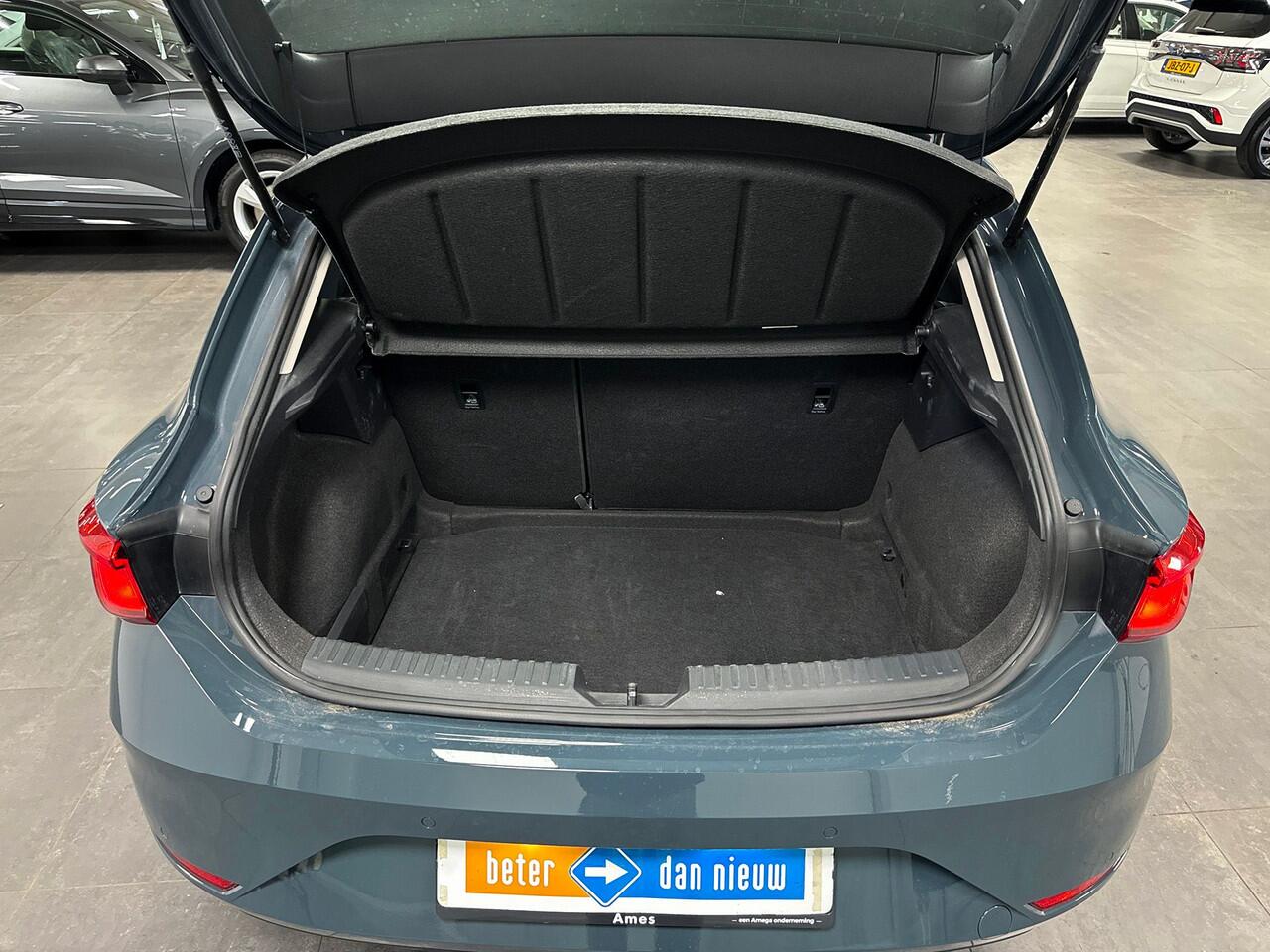 Seat LEON 1.5 115pk TSI Style Achteruitrijcamera | Parkeersensoren voor & achter | Adaptive cruise control