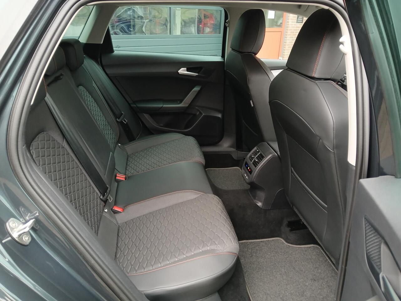 Seat LEON Sportstourer 1.5 TSI FR Business Intense + 18 inch + Trekhaak, slechts 19.000 km!!