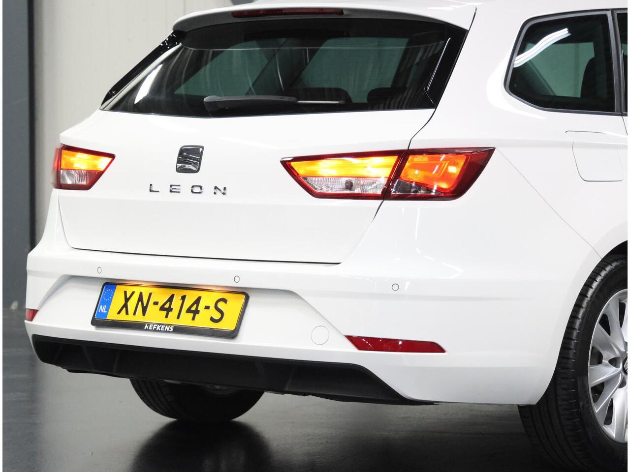 Seat LEON ST 116pk Style Intense | 1ste eigenaar | AppleCarPlay/AndroidAuto | Parkeersensoren VOOR+Achter | Armsteun | Keyless | Navigatie | Cruise Crontol | Climate | Privacy Glass | Isofix |