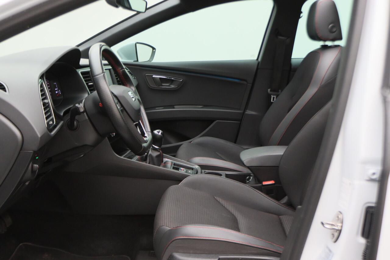 Seat LEON ST 1.5 TSI FR Ultimate Edition Panoramadak, Virtual Cockpit, Trekhaak, Keyless, Beats Audio, Camera, 18"