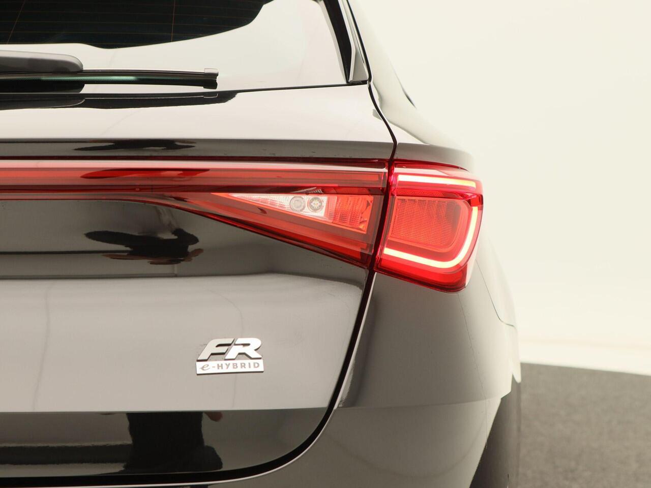 Seat LEON Sportstourer FR Business 1.5 TSI eHybrid PHEV 204pk | Trekhaak | Adaptive cruise control | Black pack | Achteruitrijcamera