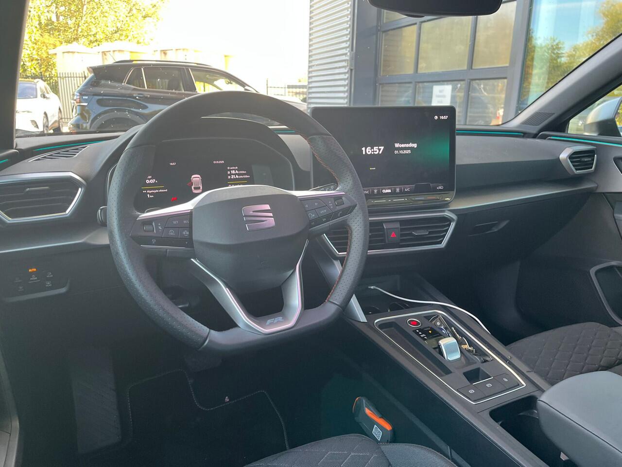 Seat LEON Sportstourer 1.5 TSI DSG e-Hybrid FR Business / 18'' LMV / Navigatie / Carplay / Achteruitrij camera / Adaptieve cruise control / 132 KM WLTP