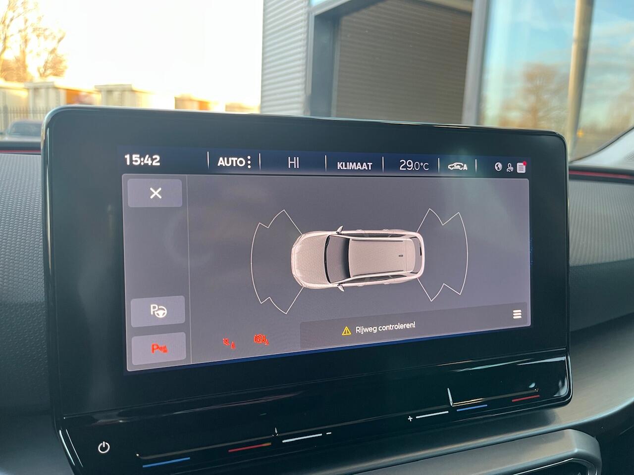 Seat LEON Sportstourer 1.5 eTSI FR / Panorama dak / zwenkbare trekhaak / 18 Inch / Full Led / Keyless / getint glas