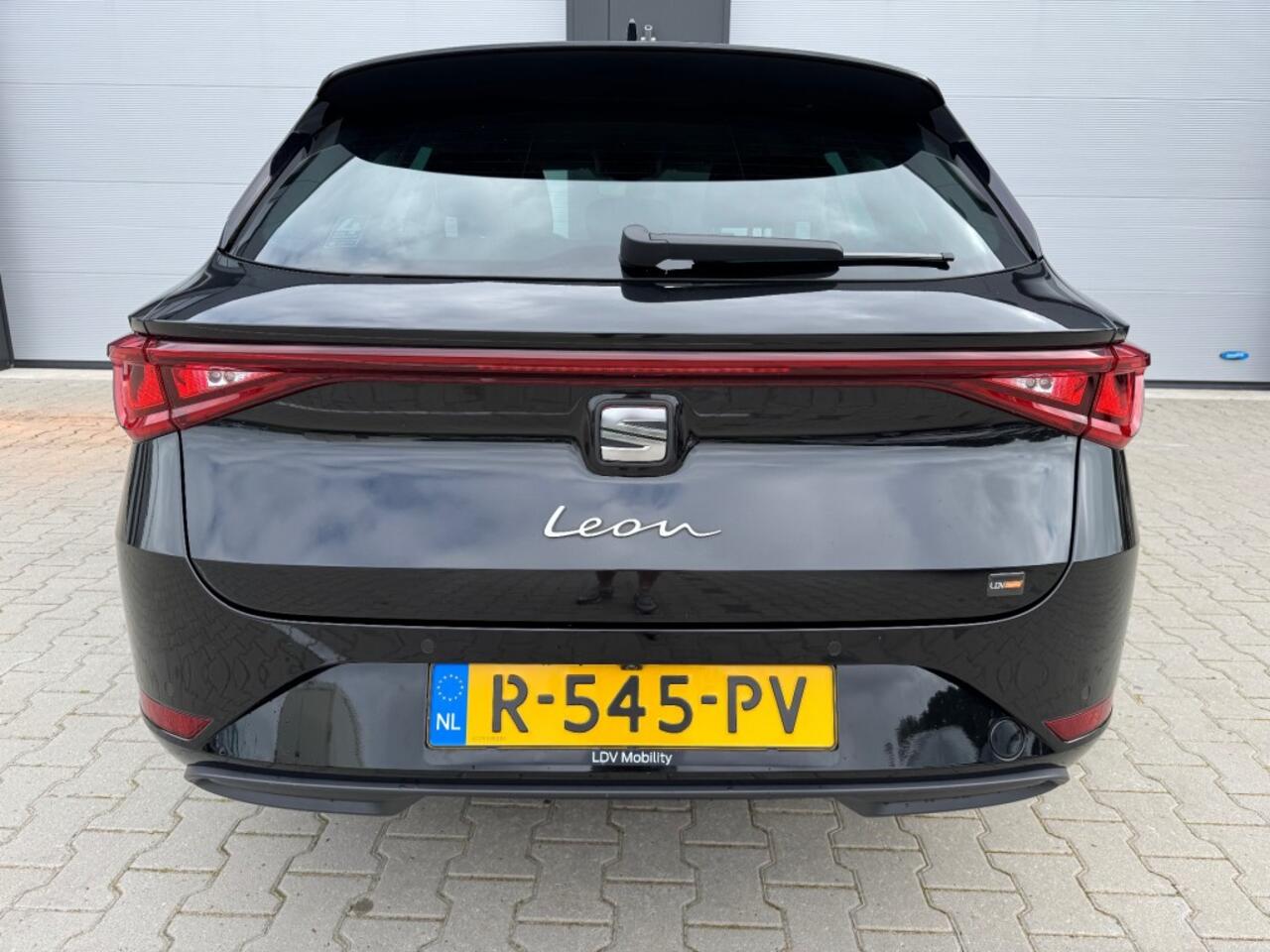 Seat LEON 1.0 TSI STYLE BUSINESS INTENS / ACC / CAMERA / APPLE CARPLAY / NL-AUTO / DEALER ONDERHOUDEN.
