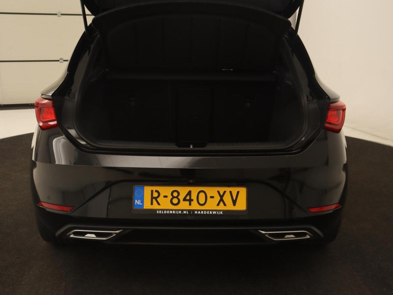 Seat LEON 1.0 TSI FR Intens | Stoel & stuurverwarming | Carplay | Camera | Adaptive cruise | Navigatie | Sfeerverlichting | Park Assist | Digital Cockpit | Keyless | Full LED