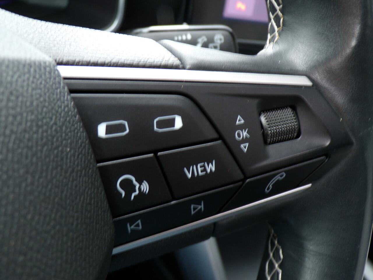 Seat LEON Sportstourer 1.5 TSI Style Launch Edition, Full LED / Trekhaak / Elektr. Schuifdak / Camera + Sensoren / Carplay + Android Auto