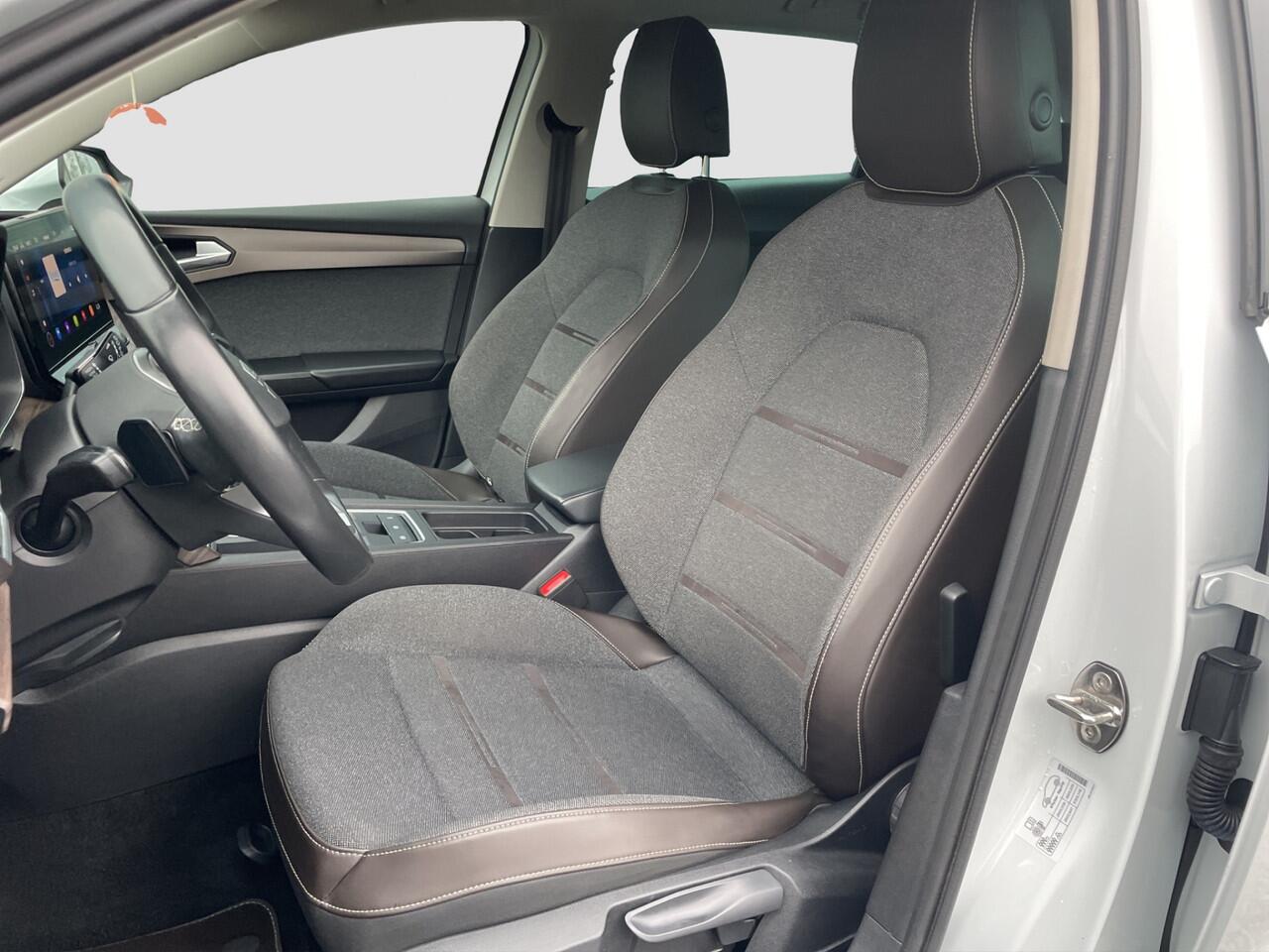 Seat LEON Sportstourer 1.5 eTSI Style Carplay | Camera | Trekhaak | Stuur/Stoel verw.