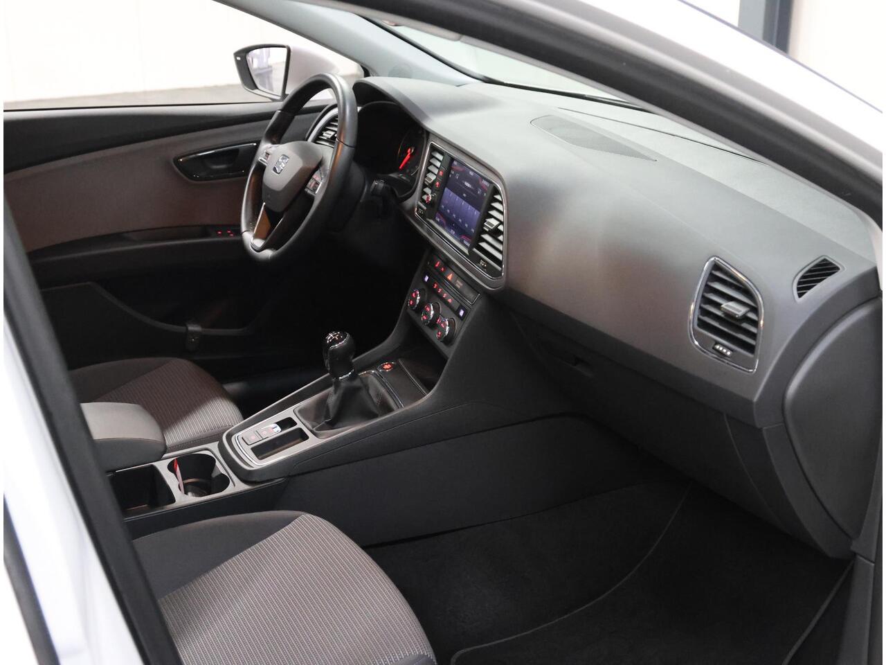 Seat LEON ST 116pk Style Intense | 1ste eigenaar | AppleCarPlay/AndroidAuto | Parkeersensoren VOOR+Achter | Armsteun | Keyless | Navigatie | Cruise Crontol | Climate | Privacy Glass | Isofix |