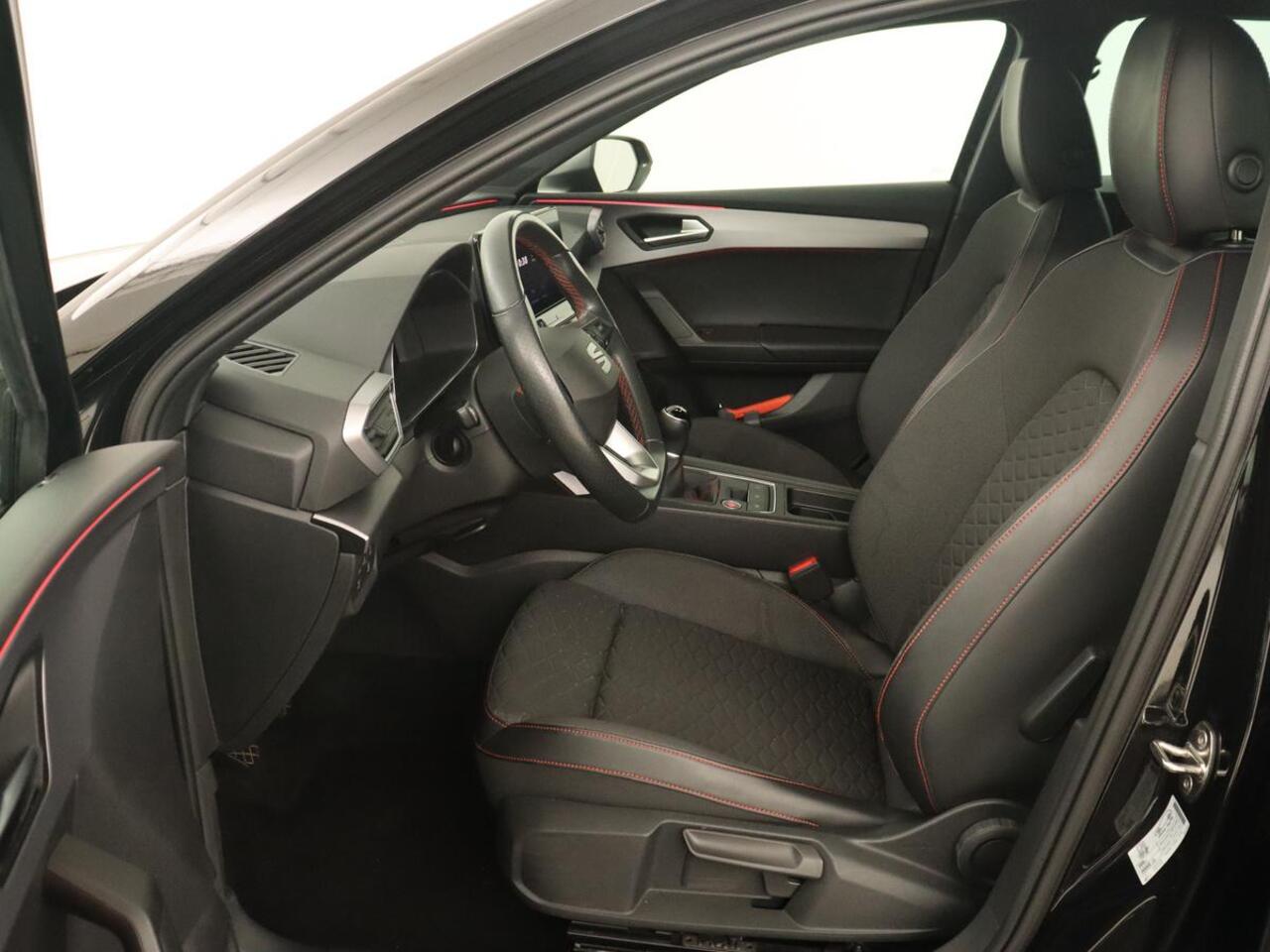 Seat LEON 1.0 TSI FR Intens | Stoel & stuurverwarming | Carplay | Camera | Adaptive cruise | Navigatie | Park Assist | Digital Cockpit | Keyless | Full LED