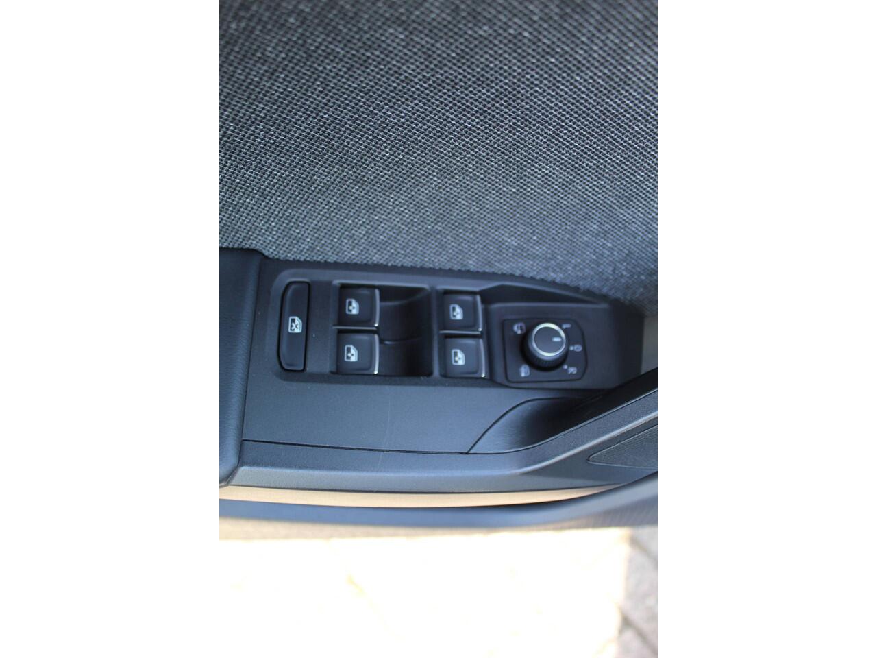 Seat LEON Sportstourer 1.4 TSI eHybrid PHEV FR Business Intense Climate control , Adap.cruise control , Bleutooth , 17inch LMV LED dagrijverlichting , 1500kg trekgewicht