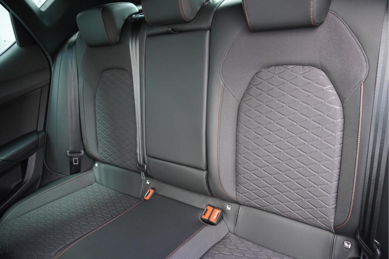 Seat LEON 1.0 TSI 5drs FR Launch Edition BJ2021 Lmv 17" | Led V+A | Pdc | Navi | Pianolak sierlijsten | Elek. trekhaak | App-Connect | Virtual cockpit | Dashboard verlichting | Climate control | Cruise control | Zwarte hemel | Sportstoelen | Extra getint glas