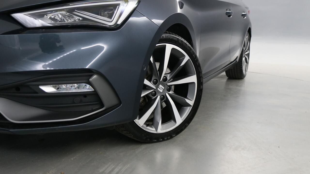 Seat LEON Sportstourer 1.5 eTSI FR Business Intense / Navigatie / Parkeersensoren / Trekhaak wegklapbaar