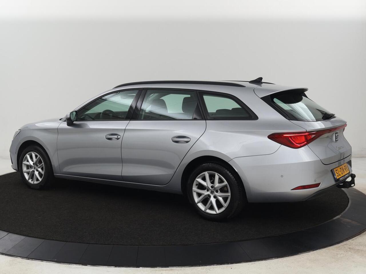 Seat LEON 1.0 eTSI Style | Trekhaak | Camera | Carplay | Full LED | Navigatie | Cruise control | Parkeerhulp | Climate control | Bluetooth