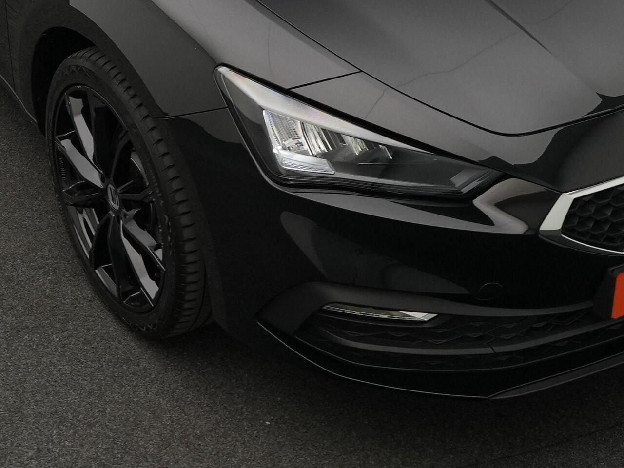 Seat LEON Sportstourer 1.0 TSI 110 pk Style | 40 Edition | LED koplampen | Luxe lederen bekleding | Climatronic | Parkeersensoren achter | Cruise Control | DAB | CarPlay | 18 inch