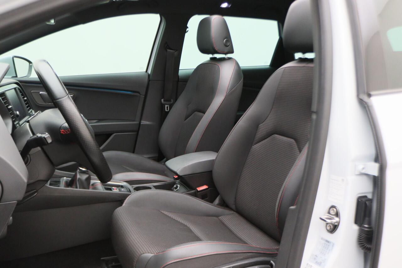 Seat LEON ST 1.5 TSI FR Ultimate Edition Panoramadak, Virtual Cockpit, Trekhaak, Keyless, Beats Audio, Camera, 18"