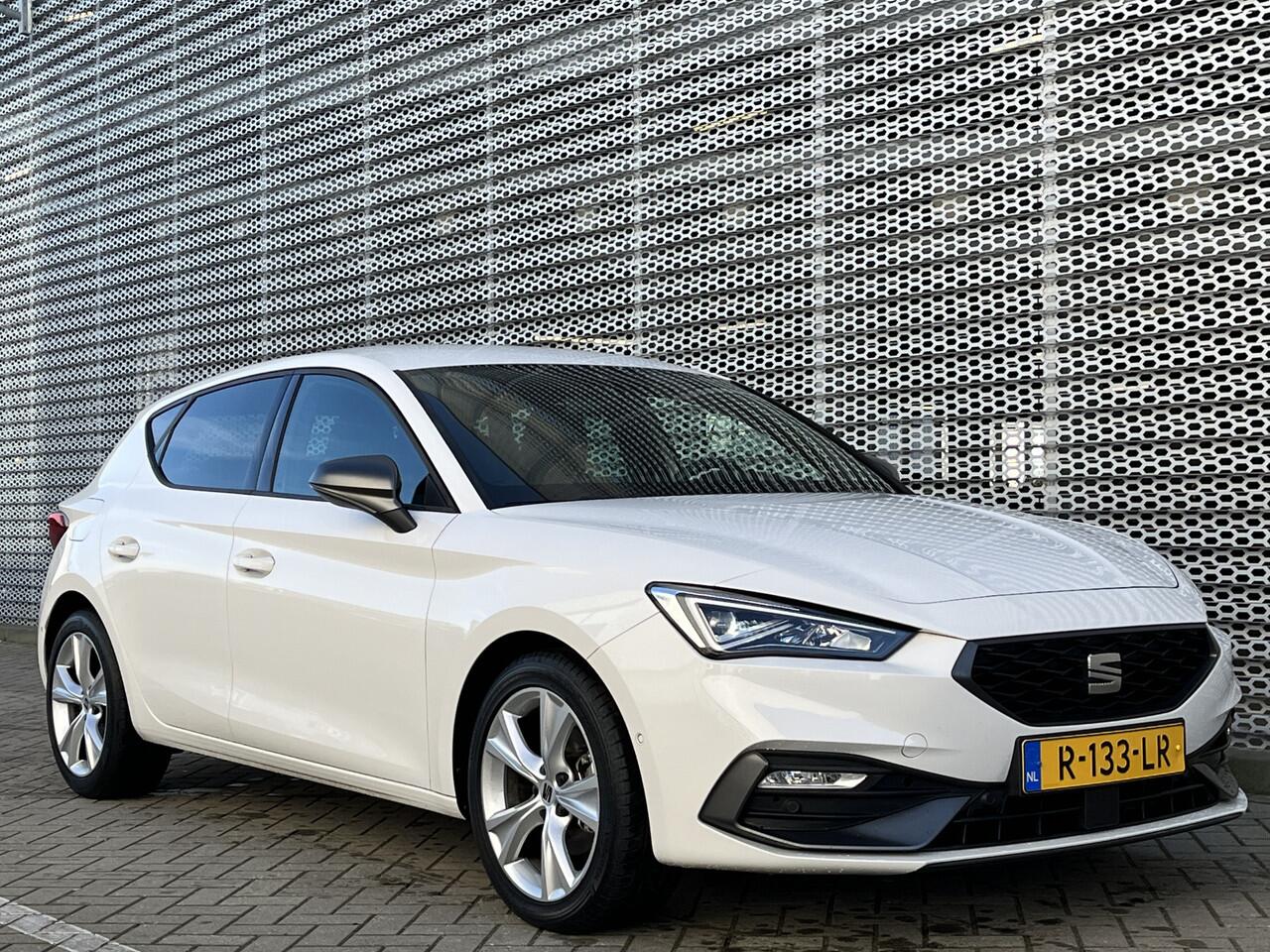 Seat LEON 1.0 TSI FR Business Intense / Navigatie / App connect / Camera / Parkeersensoren V+A / Dodehoek / **