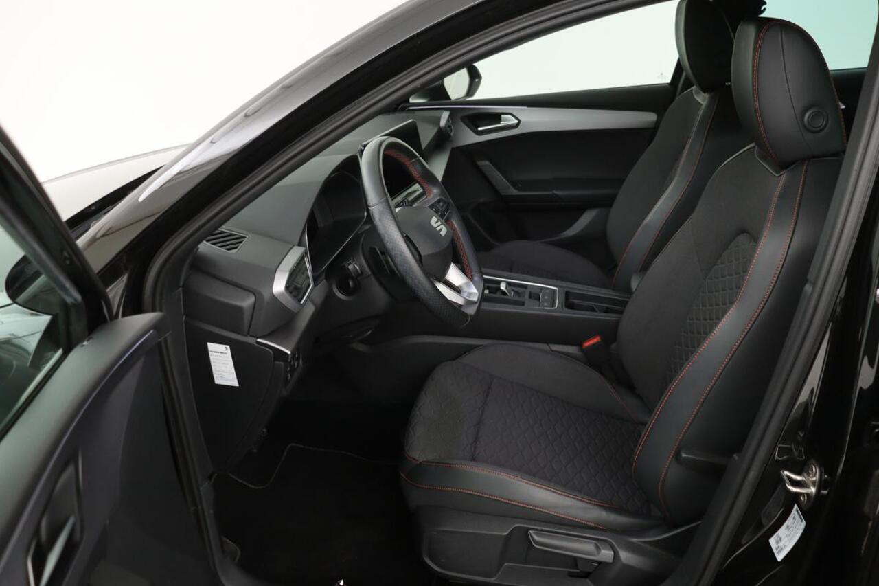 Seat LEON 1.5 eTSI FR Launch Edition | Carplay | Stoel & stuurverwarming | Camera | Adaptive cruise | Navigatie | Keyless | Full LED | Sportstoelen