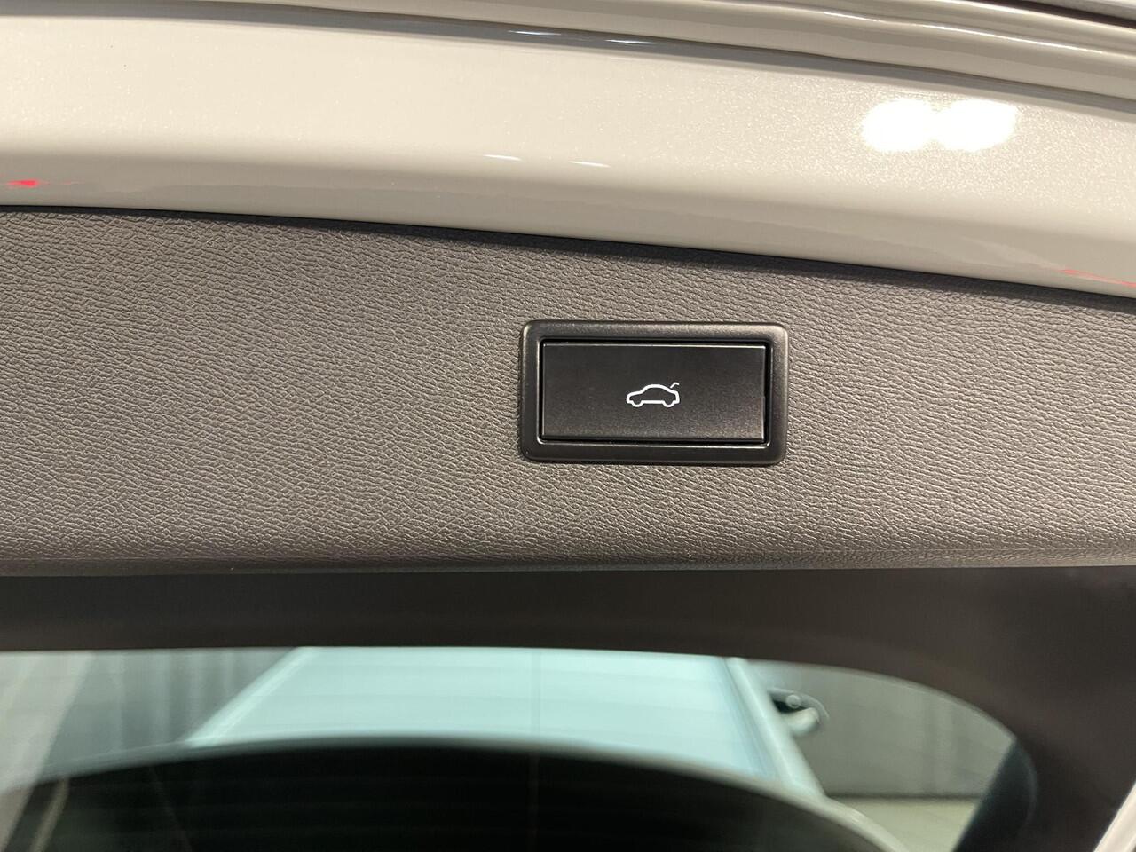 Seat LEON Sportstourer 1.5 TSI Xcellence 18"/Dodehoek/Stoel + stuurverwarming/Keyless/Adaptieve cruise/Apple Carplay & Android Auto/PDC