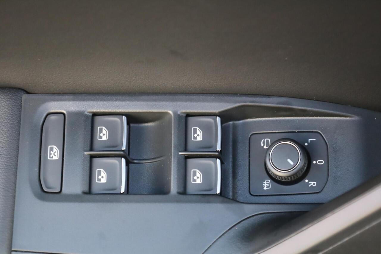 Seat LEON Sportstourer 1.5 TSI e-Hybrid FR Business 150KW/204PK DSG, uit voorraad leverbaar! 17 INCH Dynamic velgen, sportstoelen voor, zwarte dakhemel, dodehoek sensor, buitenspiegels elektrisch inklapbaar, slimme led, uitstap waarschuwing.