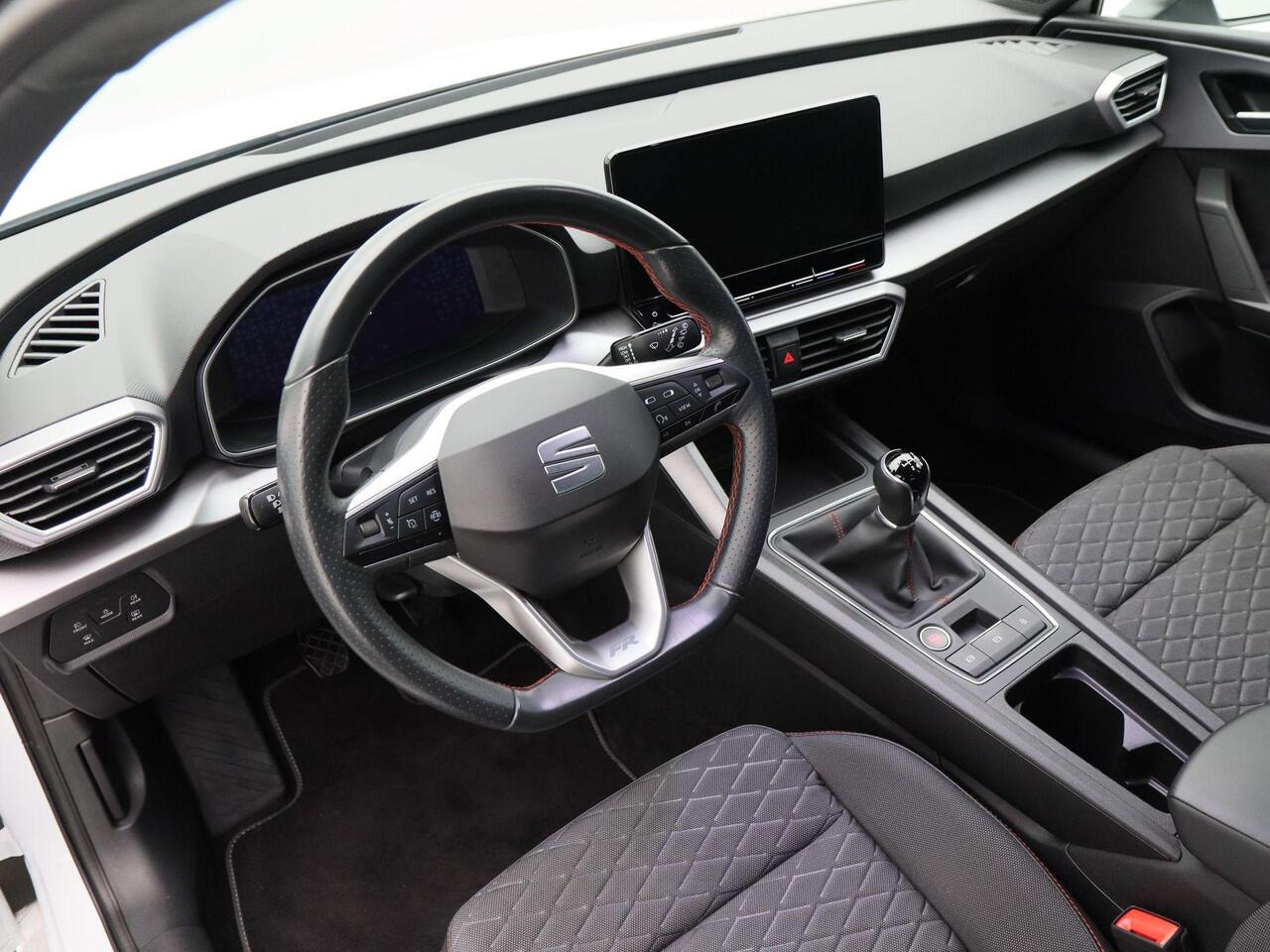 Seat LEON 1.5 TSi 150 Pk FR Business | Full LED | Adaptive Cruise | Trekhaak | Sensoren | Privacy Glass | Navigatiesysteem | 17 Inch | 60.393 Km!!