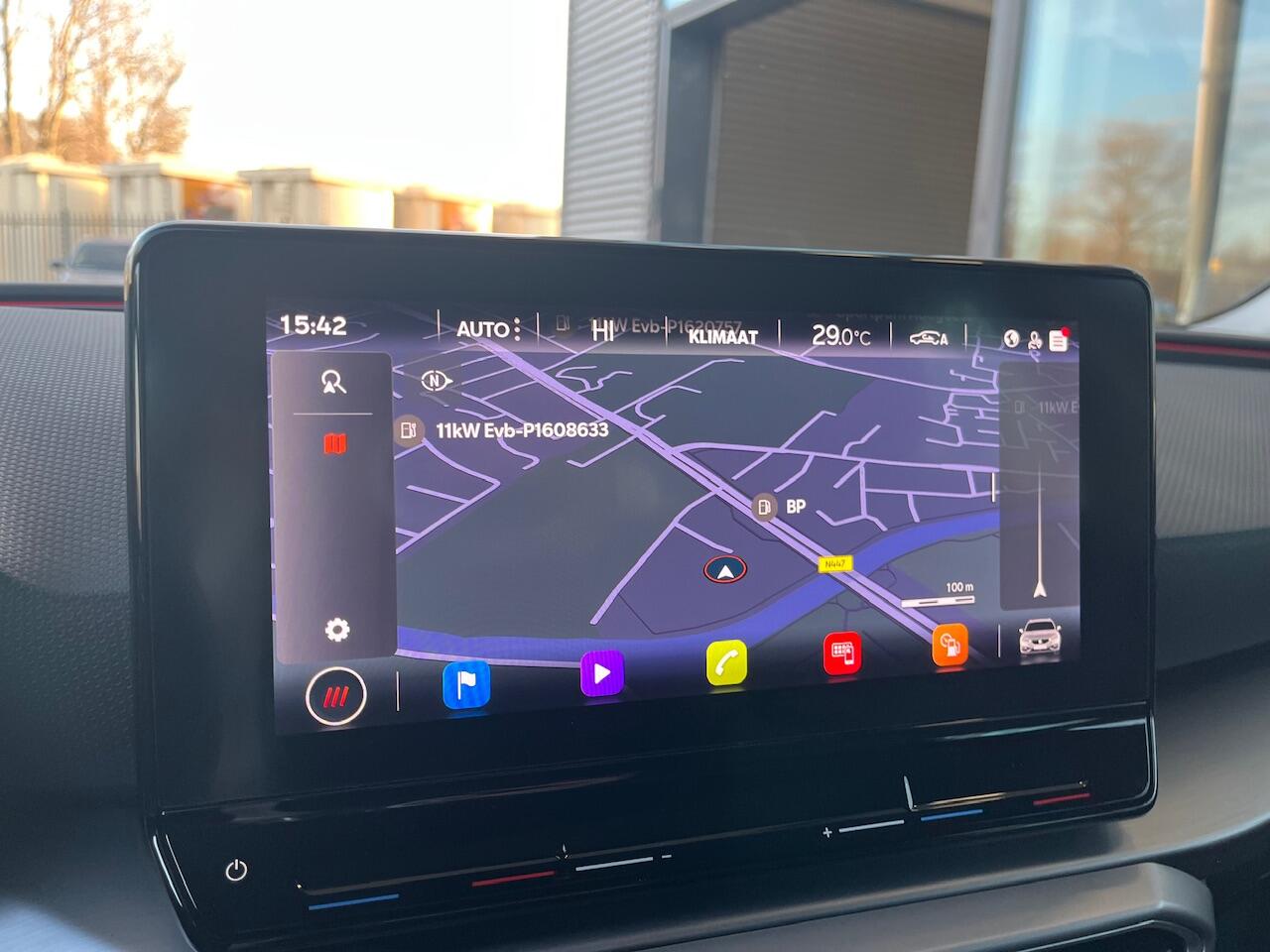 Seat LEON Sportstourer 1.5 eTSI FR / Panorama dak / zwenkbare trekhaak / 18 Inch / Full Led / Keyless / getint glas