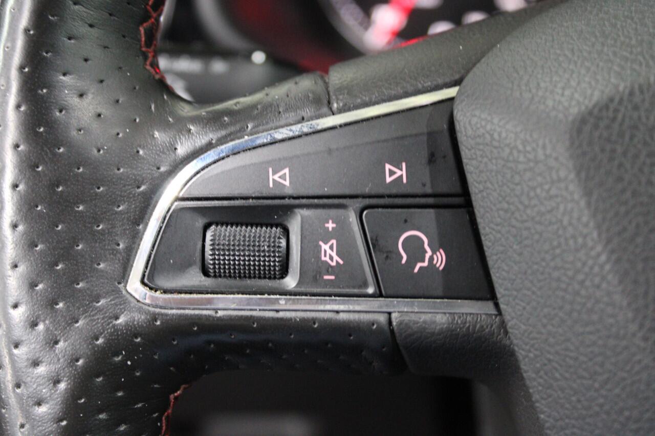 Seat LEON Sportstourer 1.5 TSI FR Business Intense / Stoelverwarming / Navi. / Afneembare trekhaak /