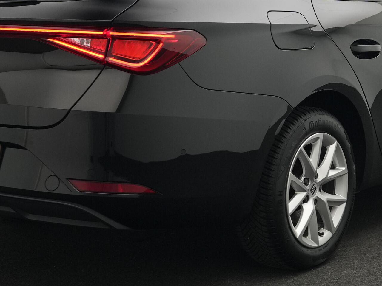 Seat LEON Sportstourer 1.5 eTSI 150 pk DSG Style Business Intense | Full LED | Achteruitrijcamera | Trekhaak | Adaptive Cruise | Park Assist | Side Assist | 16 inch