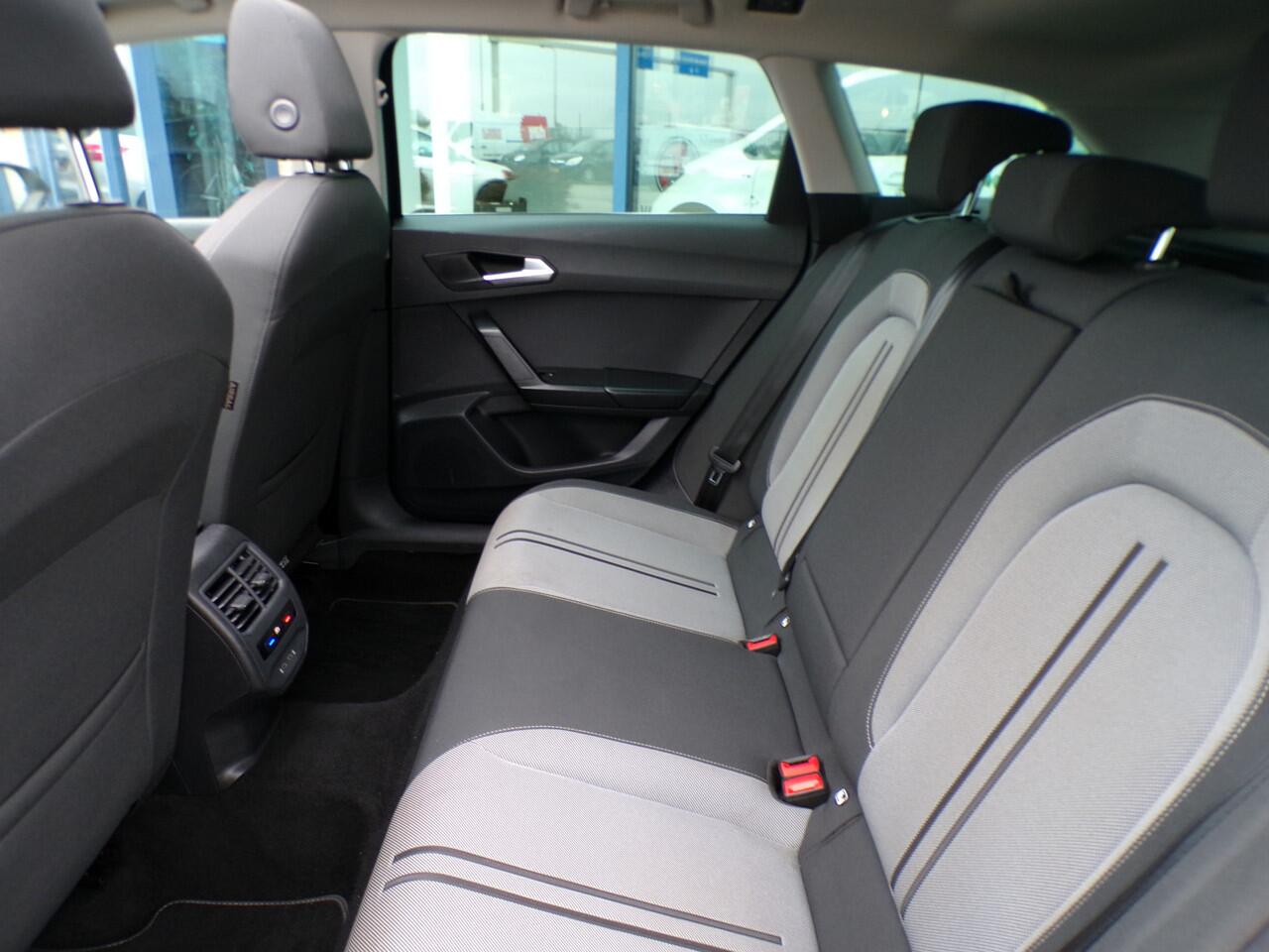 Seat LEON Sportstourer 1.5 TSI Style Launch Edition, Full LED / Trekhaak / Elektr. Schuifdak / Camera + Sensoren / Carplay + Android Auto