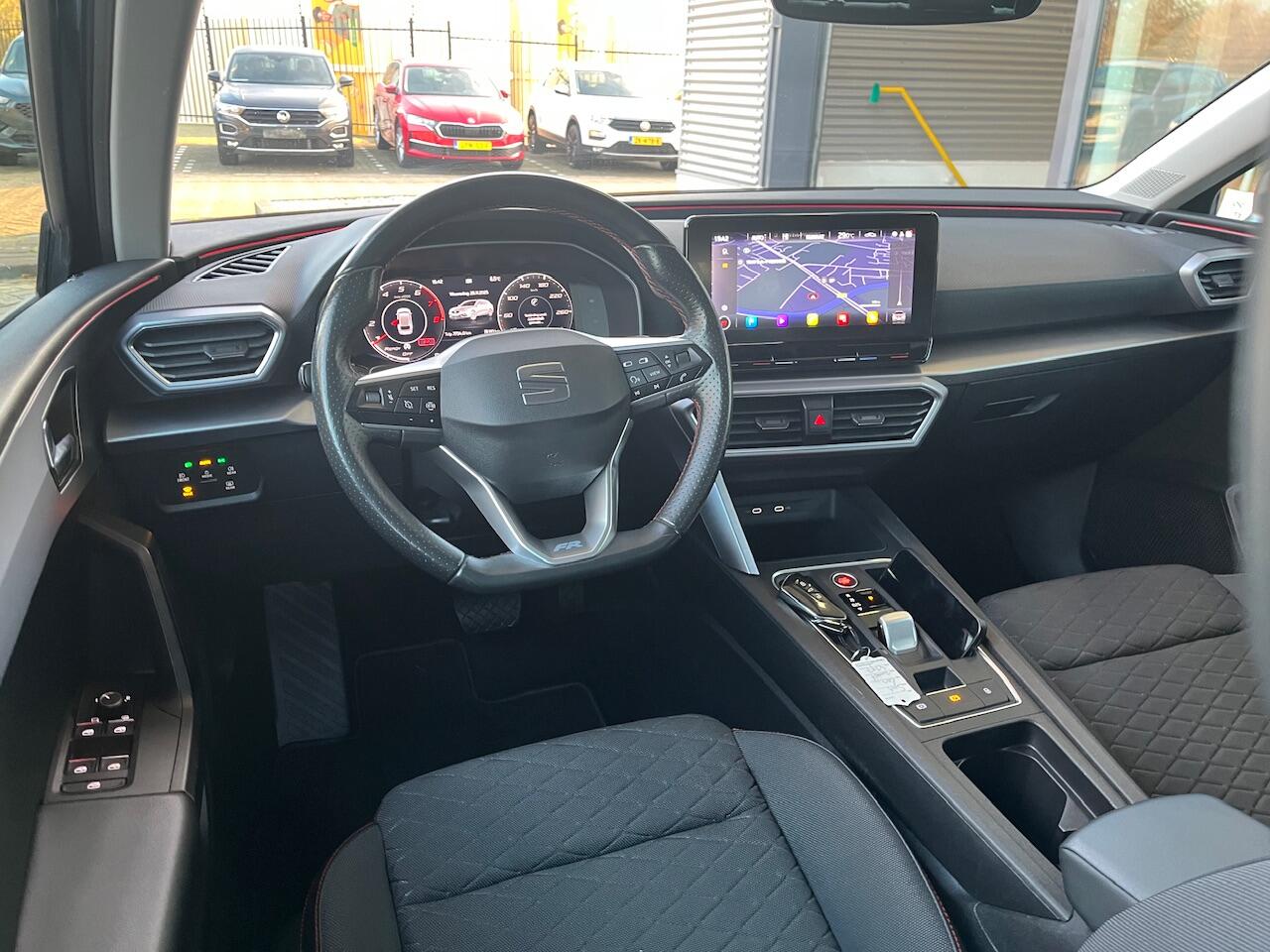 Seat LEON Sportstourer 1.5 eTSI FR / Panorama dak / zwenkbare trekhaak / 18 Inch / Full Led / Keyless / getint glas