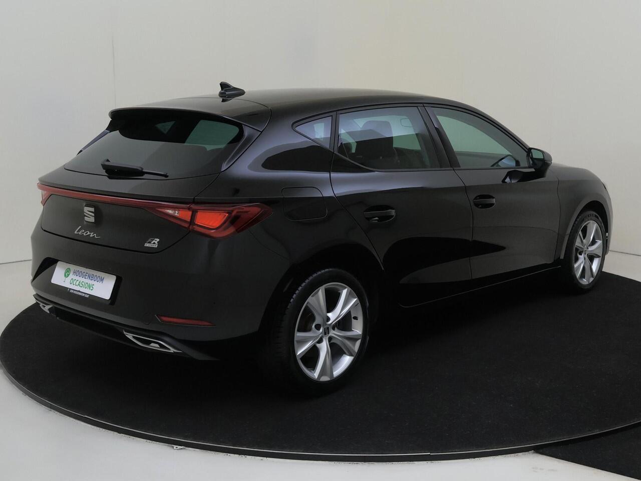 Seat LEON 1.4 TSI eHybrid PHEV FR | Stoel- en stuurwielverwarming | Navigatie | Sfeerverlichting | 3-zone airco | Cruise control | Elektrisch inklapbare buitenspiegels | Draadloze telefoonlader |